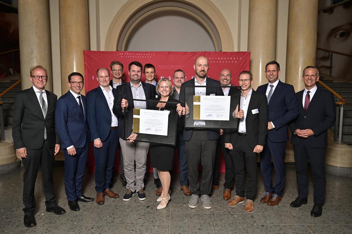 Das Team EmpowerAX bei der Preisverleihung des Innovationspreises Niedersachsen.